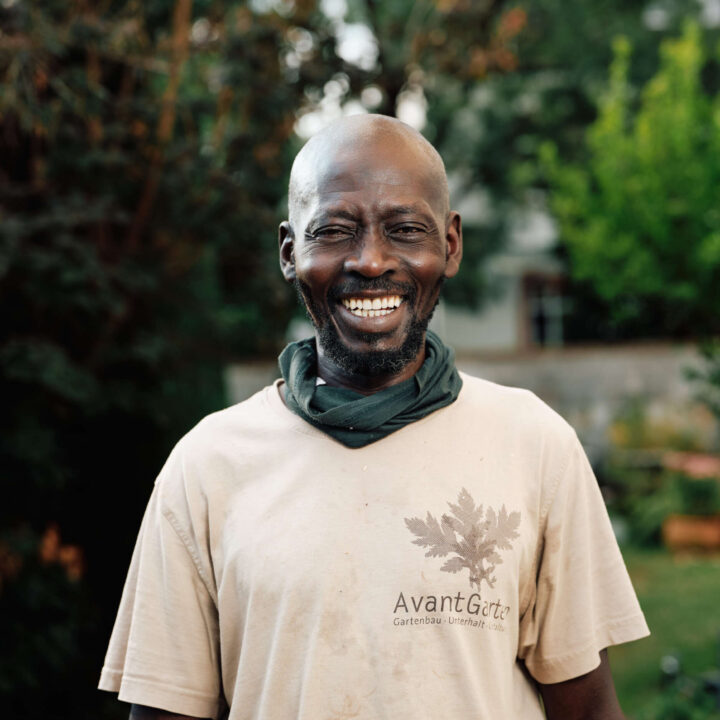 Portrait von Dembo Sillah, Landschaftsgärtner und Baumpfleger bei AvantGarten