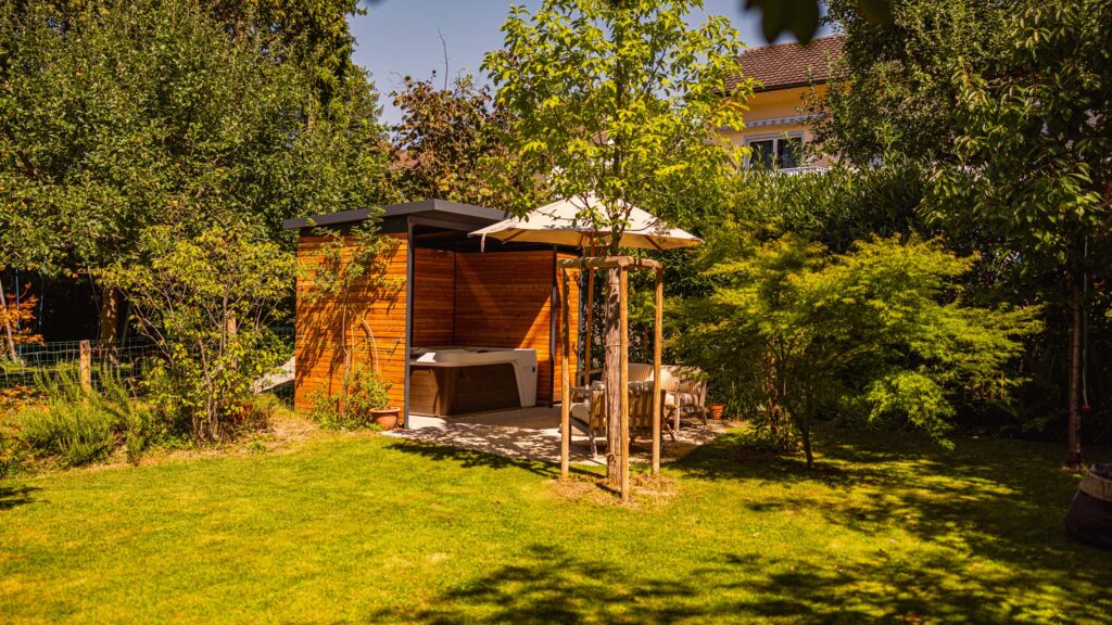 Gartenhaus mit Whirlpool aus Holz