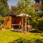 Gartenhaus mit Whirlpool aus Holz