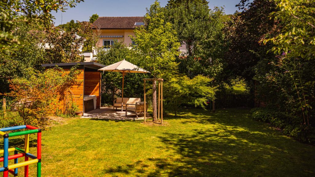 Gartenhaus mit Whirlpool aus Holz