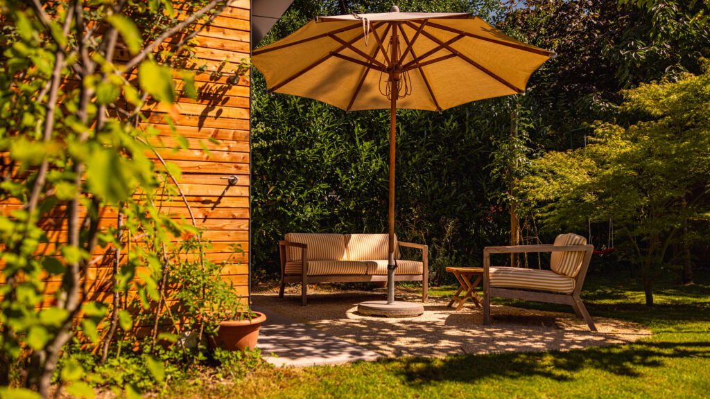 Gartenhaus mit Whirlpool aus Holz