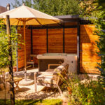 Gartenhaus mit Whirlpool aus Holz