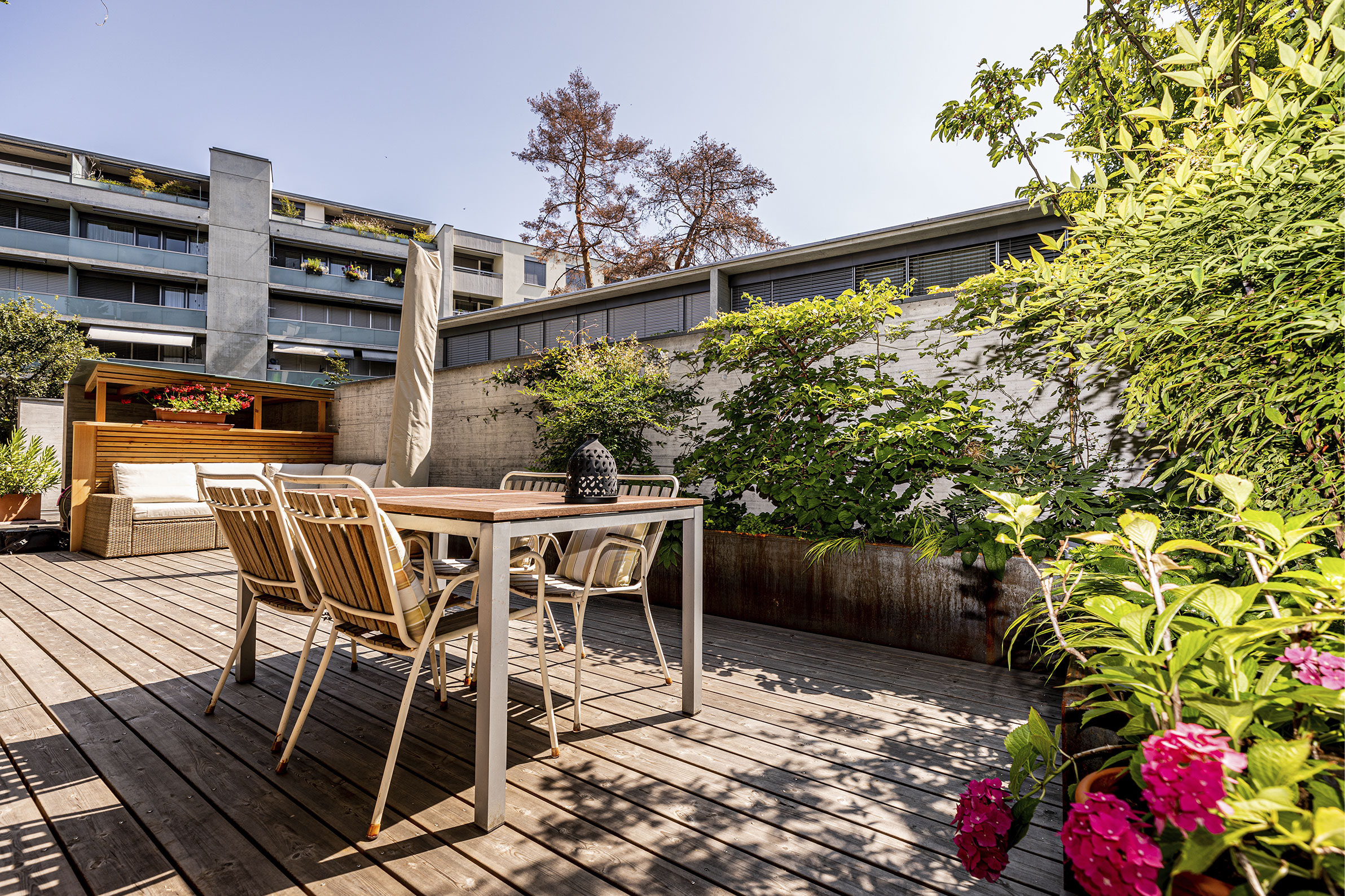 Hinterhof Neubadquartier Basel mit Holzdeck – AvantGarten