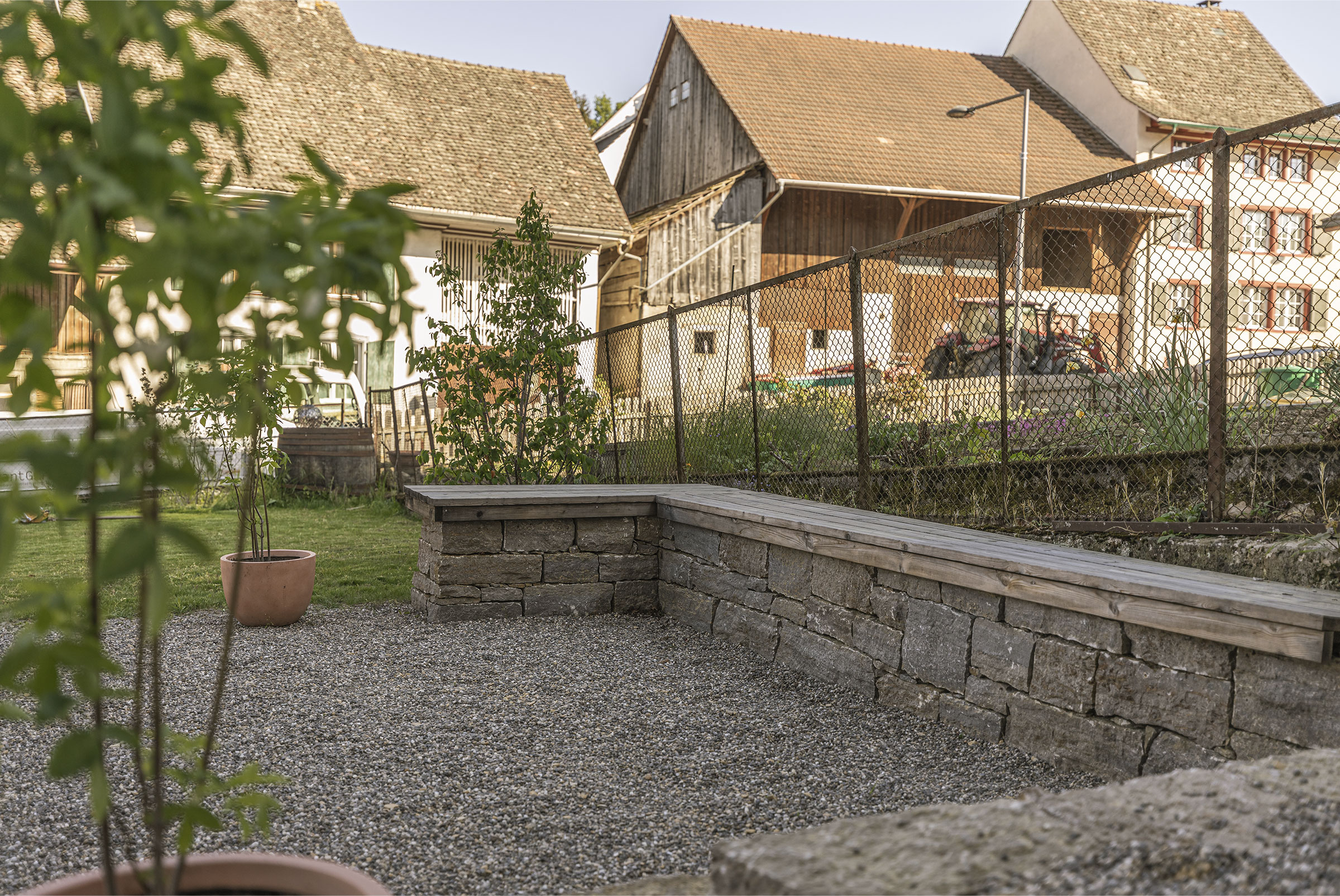 Sitzmauer aus Naturstein – AvantGarten