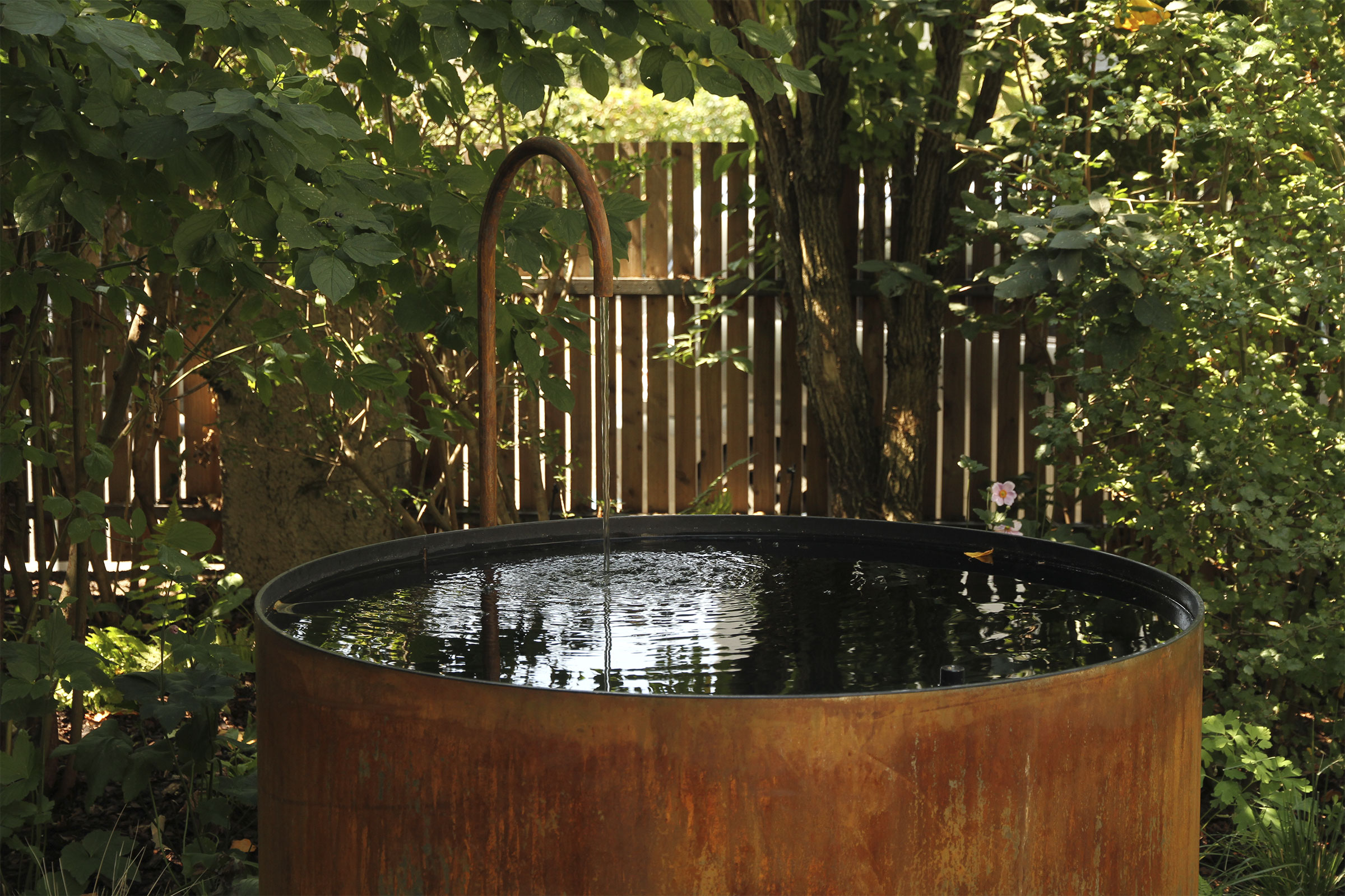 Vorgarten mit Brunnen – AvantGarten